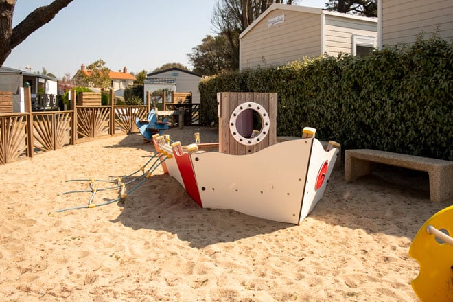 aire de jeux au camping 3 étoiles du bord de mer à saint michel chef chef