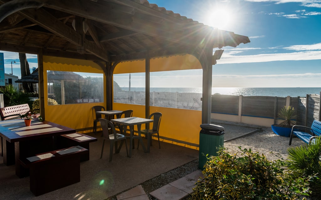 terrasse des 3-sterne-campingplatzes am meer in loire atlantique